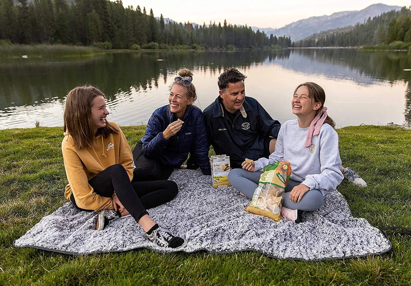 Fleece Camping Blanket Portable Windproof Thick Outdoor Picnic Mat Waterproof Travel Rug for Hiking Beach Festival