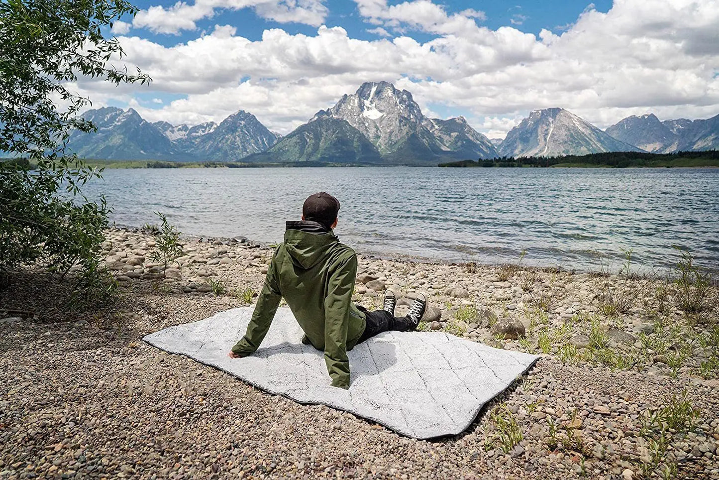 Fleece Camping Blanket Portable Windproof Thick Outdoor Picnic Mat Waterproof Travel Rug for Hiking Beach Festival